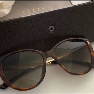 Gucci good condition comes with case